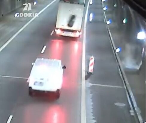 „Latające” koło od ciężarówki w tunelu w Naprawie! – WIDEO