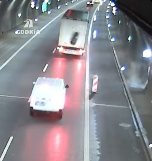 „Latające” koło od ciężarówki w tunelu w Naprawie! – WIDEO