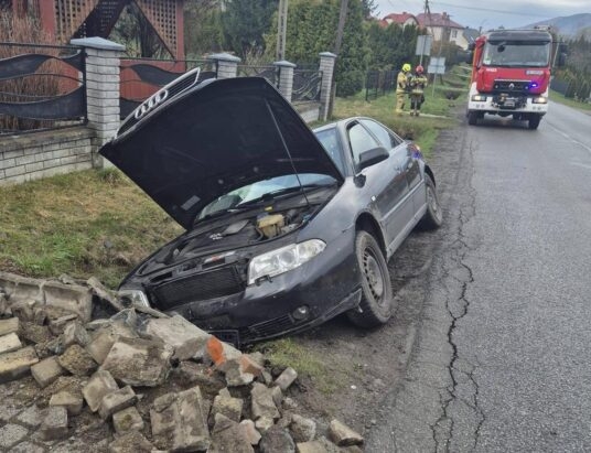 Samochód uderzył w betonowy przepust | ZDJĘCIA