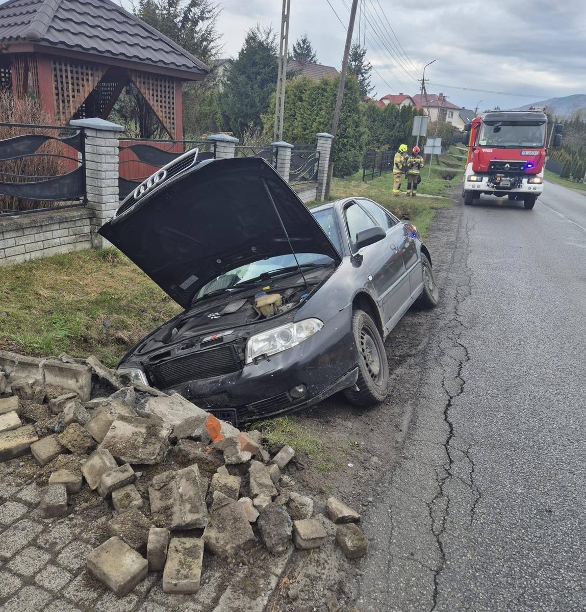 Samochód uderzył w betonowy przepust – ZDJĘCIA