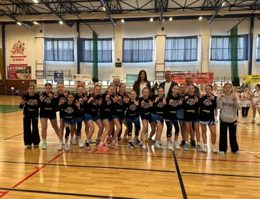 TRS Siła Ustroń znów w drodze po marzenia. Młode koszykarki zdominowały turniej ćwierćfinałowy MMP | WIDEO