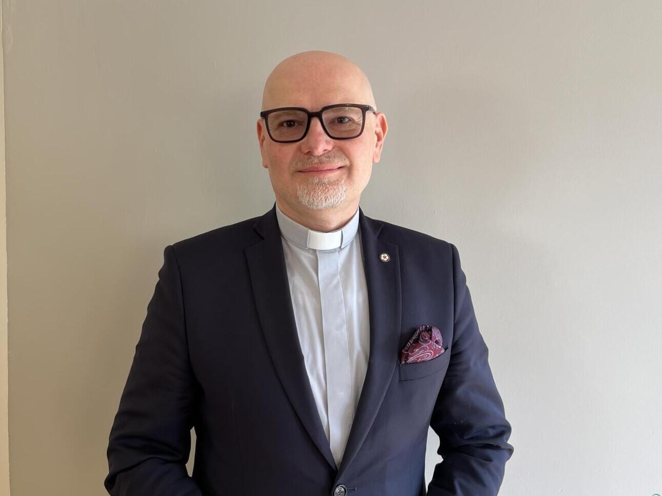 Był wikariuszem w Bielsku, jest księdzem w Cisownicy, a od dzisiaj także radcą Konsystorza