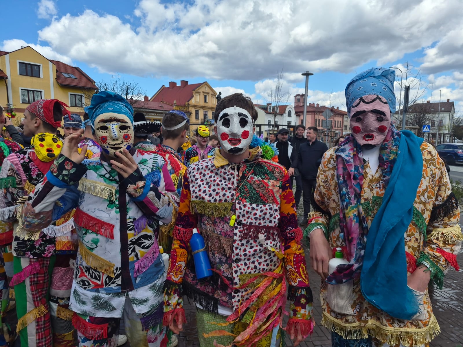 Wilamowice w słońcu, panny w wodzie. Śmiergusty 2026 przyciągnęły tłumy [ZDJĘCIA, VIDEO]