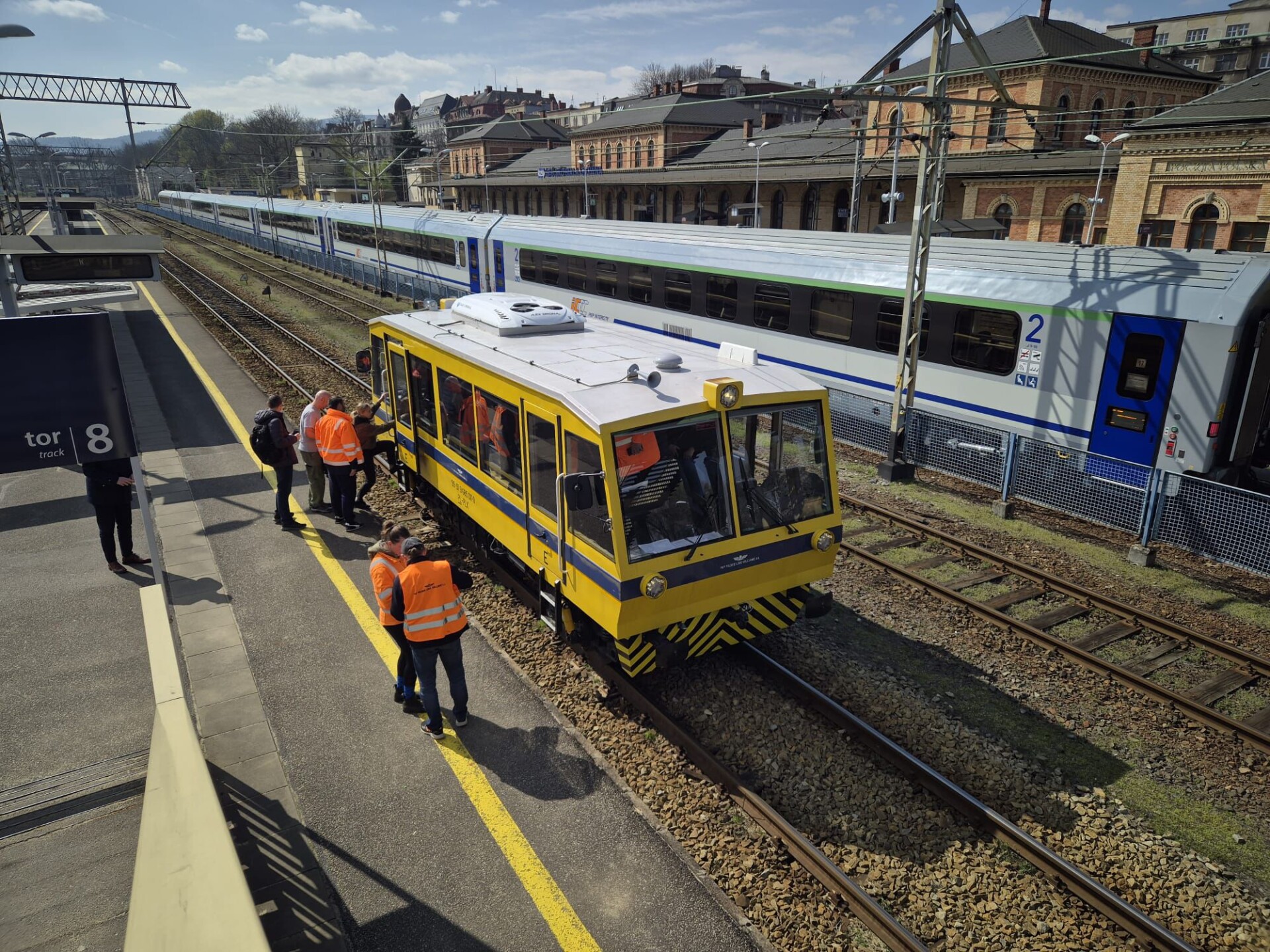 Nieczynną trasą Bielsko-Biała – Skoczów przejechała drezyna z VIP-ami | WIDEO, ZDJĘCIA