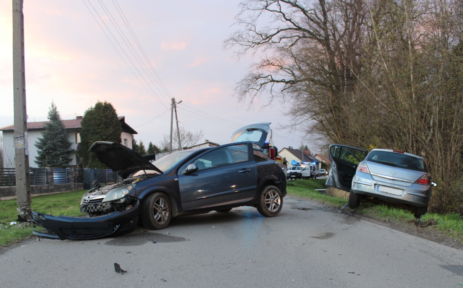 Uderzył w słup i inne auto. Nastolatek bez uprawnień