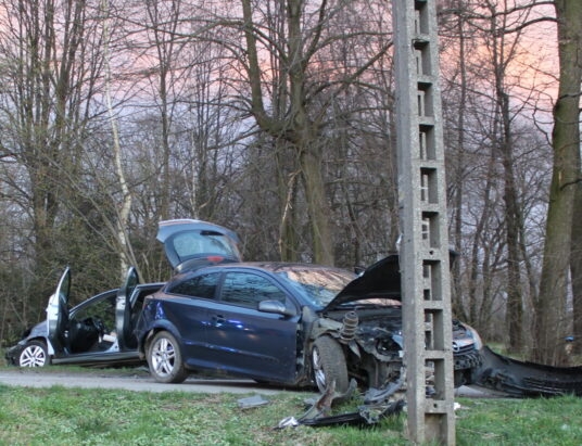 Uderzył w słup i inne auto. Nastolatek bez uprawnień