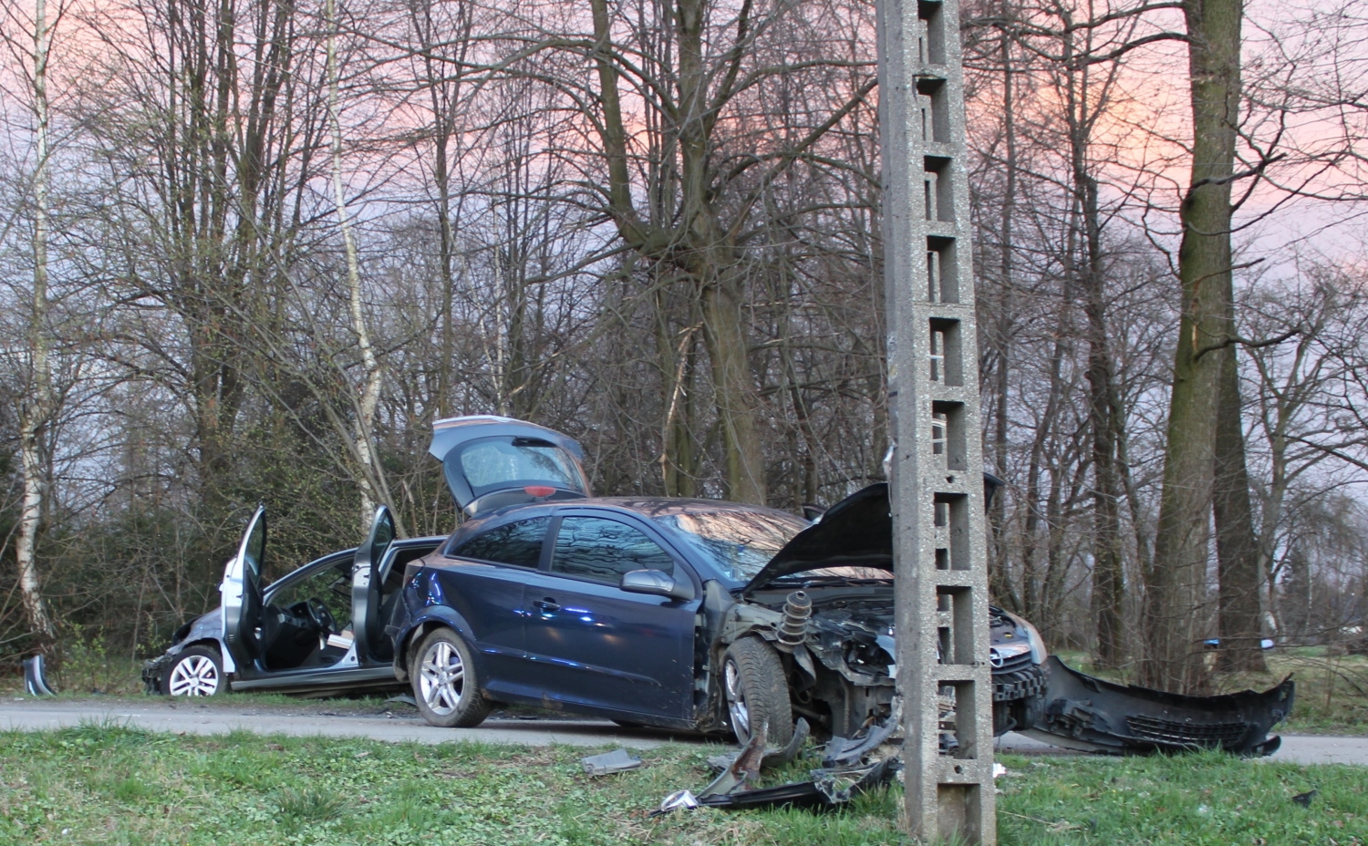 Uderzył w słup i inne auto. Nastolatek bez uprawnień
