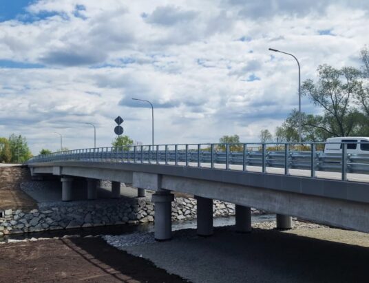 Przez lata był tu bród przez rzekę. Teraz zbudowano 72-metrowy most | ZDJĘCIA