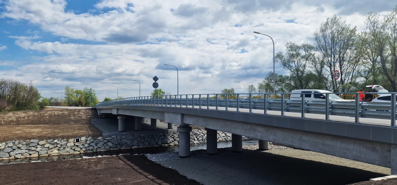 Przez lata był tu bród przez rzekę. Teraz zbudowano 72-metrowy most | ZDJĘCIA