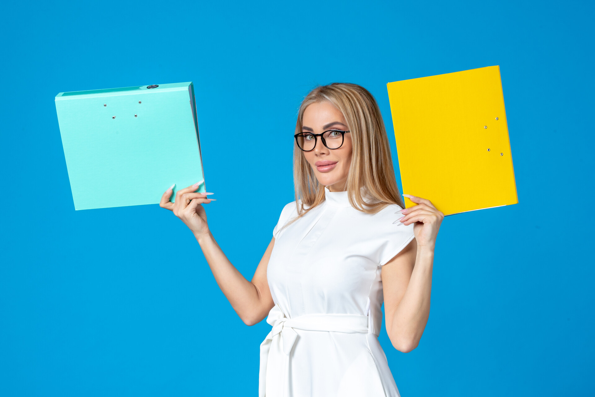 Profesjonalizm w każdym detalu – jak teczki z logo firmy budują zaufanie przy podpisywaniu kluczowych kontraktów?