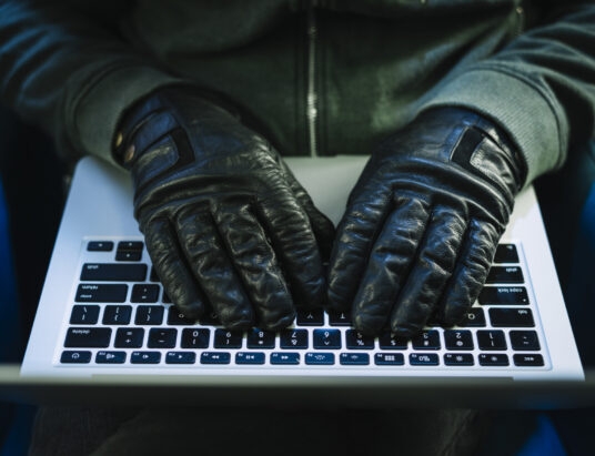 Fałszywe e-maile o zwrocie podatku. KAS ostrzega przed nową falą oszustw