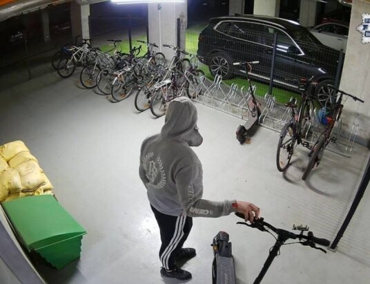 Zwinęli hulajnogę należącą do nastolatka. Są już w rękach policji