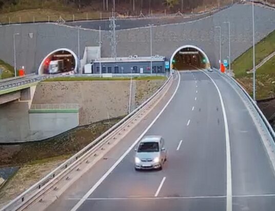 Szalone wyczyny kierowców i pieszych na beskidzkich ekspresówkach | WIDEO