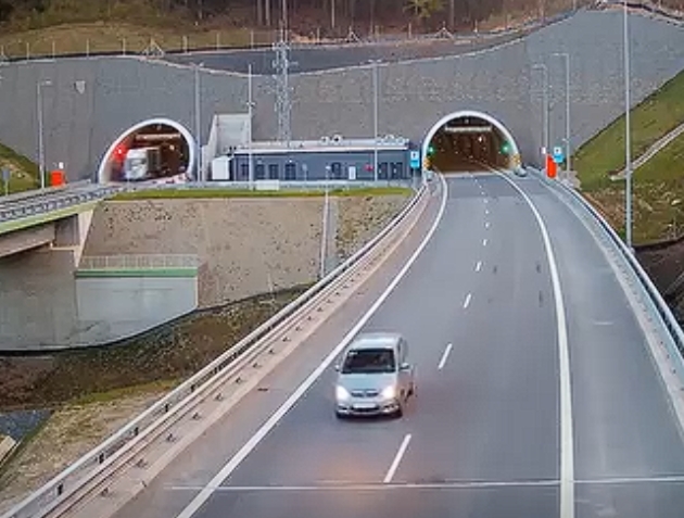 Szalone wyczyny kierowców i pieszych na beskidzkich ekspresówkach | WIDEO
