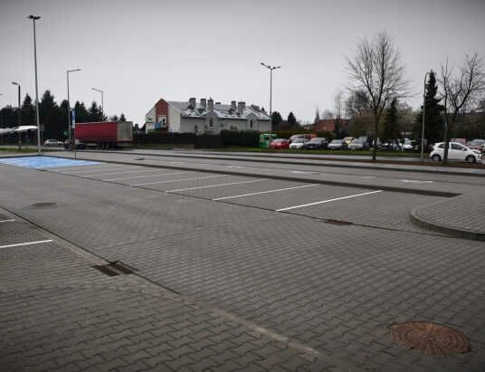 Parkuj i jedź w Kętach. 85 miejsc dla samochodów