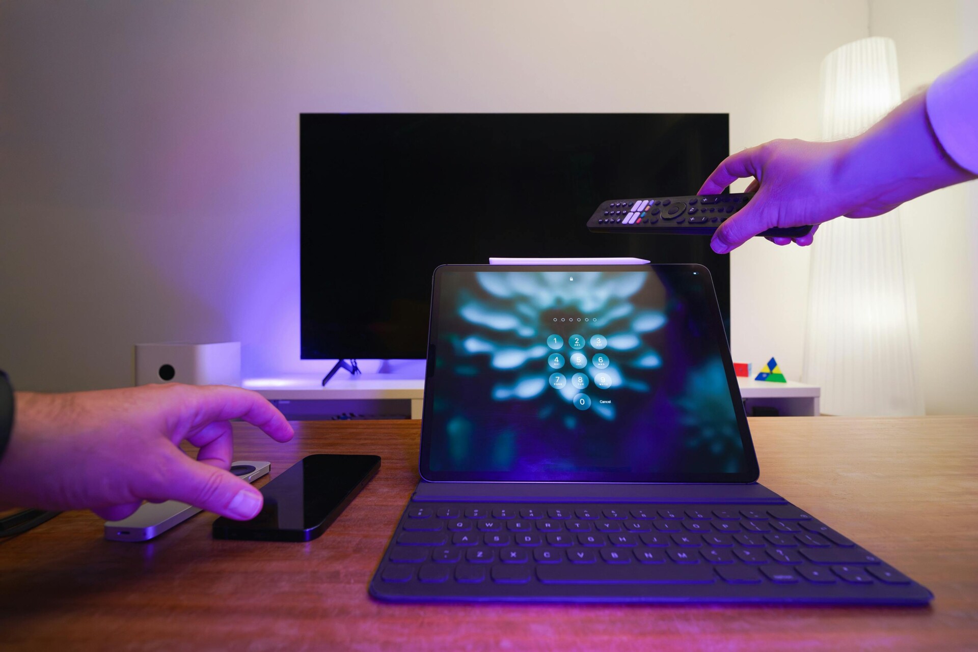 Telewizja z internetem w jednym – kiedy to się opłaca i jak wybrać zestaw do domu