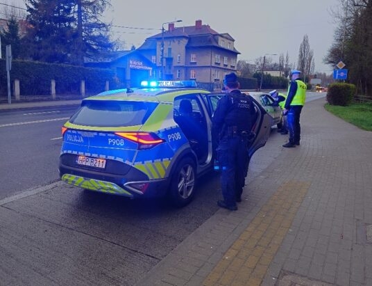 Mając zakaz kierował pojazdem. Pasażer pojazdu był poszukiwany – foto