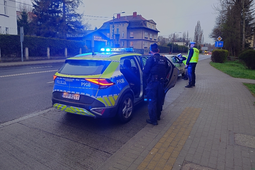 Mając zakaz kierował pojazdem. Pasażer pojazdu był poszukiwany – foto