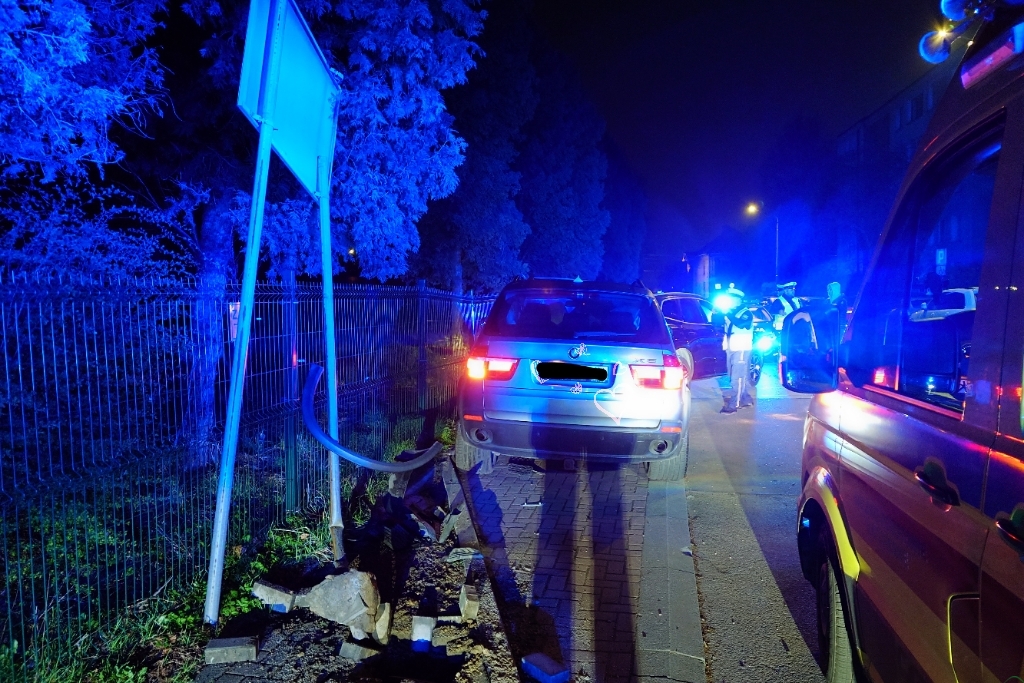 Z ostatniej chwili: Czechowice: Piany obcokrajowiec staranował zaparkowane auta – foto