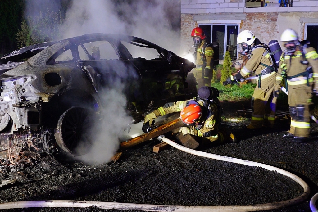 Z ostatniej chwili: Słup ognia na parkingu. W ogniu samochód elektryczny – foto