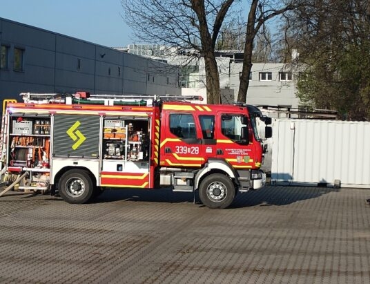 Z ostatniej chwili: Słup dymu na Sarnim Stoku. Zapaliła się wiata z częściami samochodowymi – foto