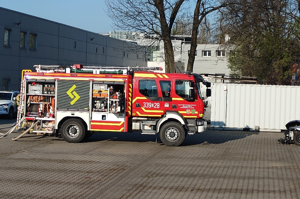 Z ostatniej chwili: Słup dymu na Sarnim Stoku. Zapaliła się wiata z częściami samochodowymi – foto