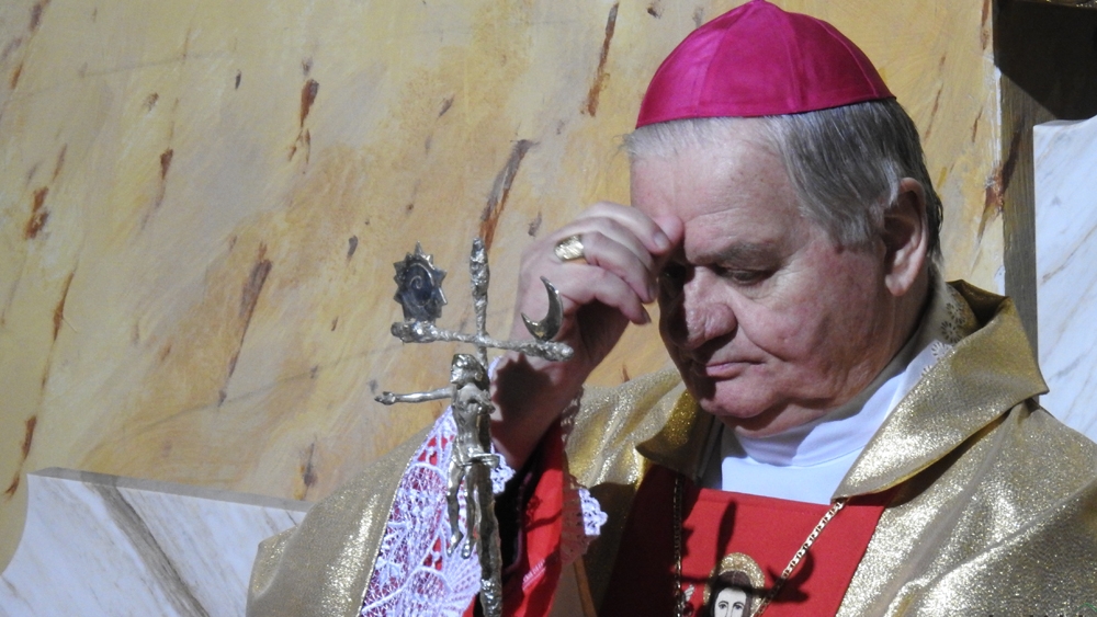 Biskup uprzedza decyzję uczelni. Zrzeka się honorowego tytułu