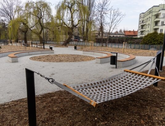 Nowy skwer z ławkami, hamakami i zielenią