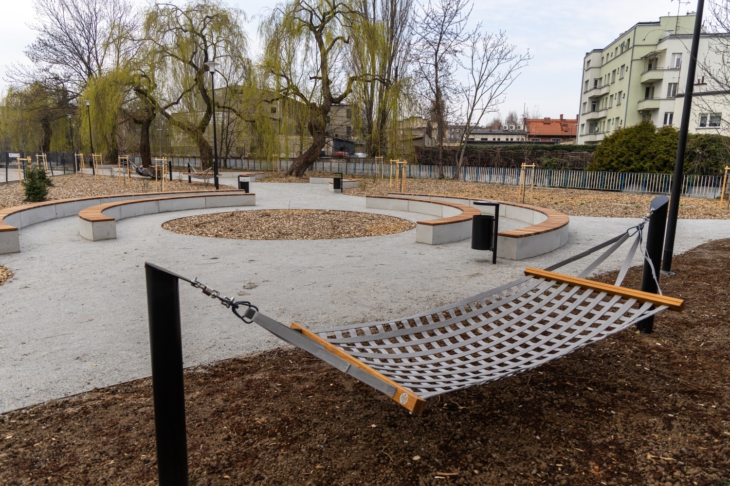 Nowy skwer z ławkami, hamakami i zielenią