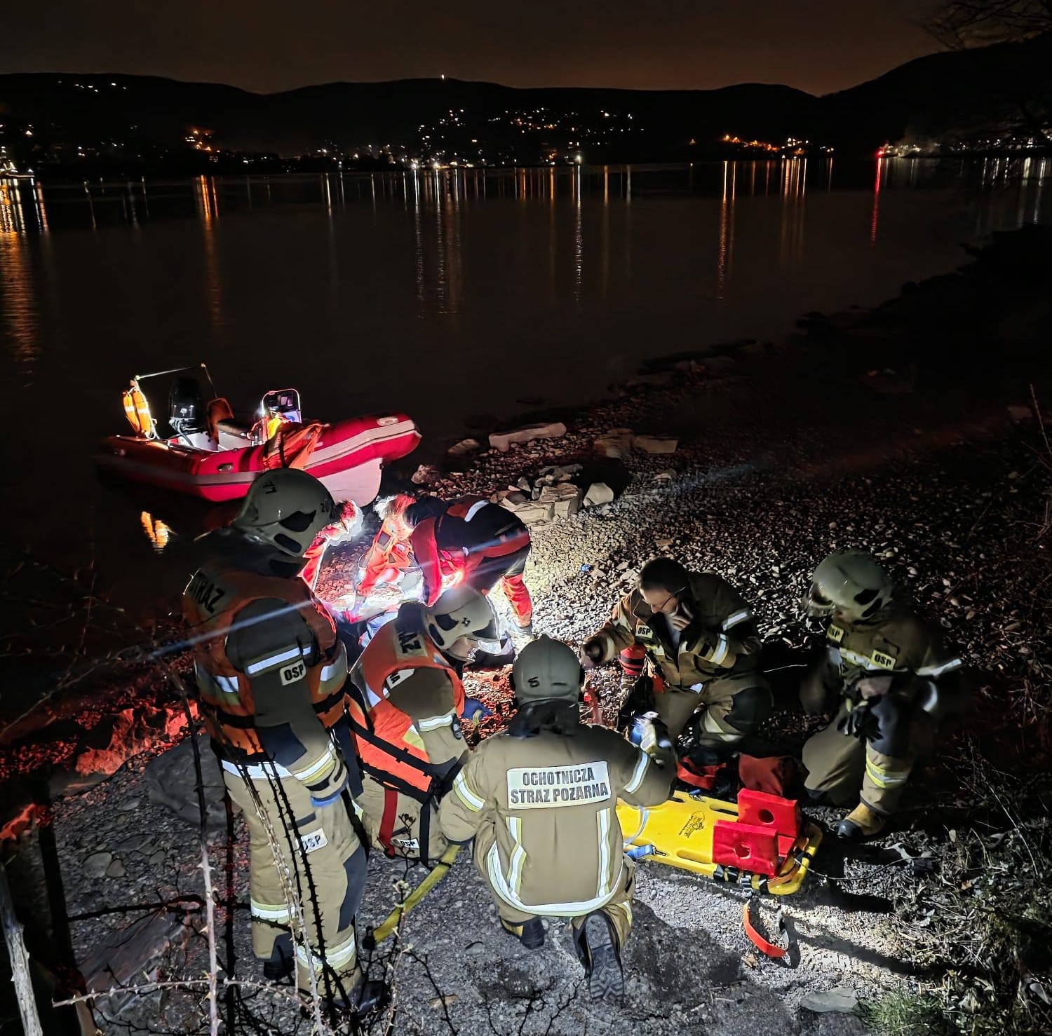 Dramatyczna akcja ratunkowa na jeziorze. Ratowano tonącą osobę