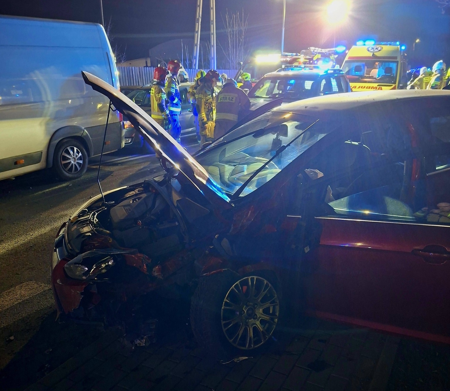 Po zderzeniu wjechał w przystanek. Sześć osób poszkodowanych w Ujsołach