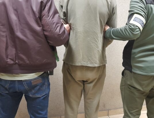 Uszkodził szybę pistoletem. Policjanci dopadli go dzień później