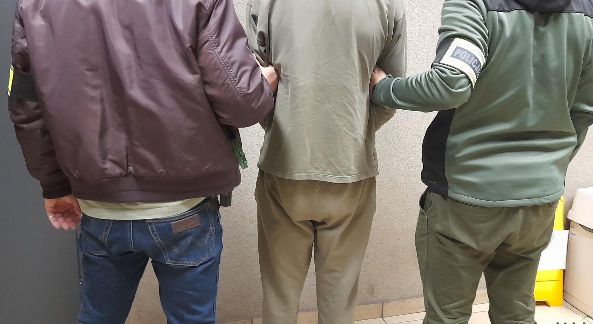 Uszkodził szybę pistoletem. Policjanci dopadli go dzień później