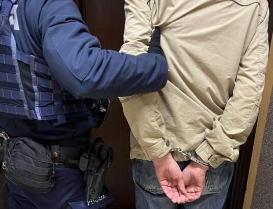 Wbrew zakazom, kontaktował się z rodziną