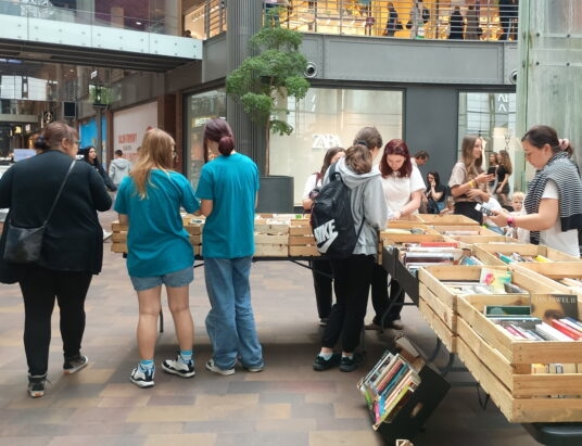 Bez marnowania i charytatywnie. Czas na kwietniowe „Żyjące książki”