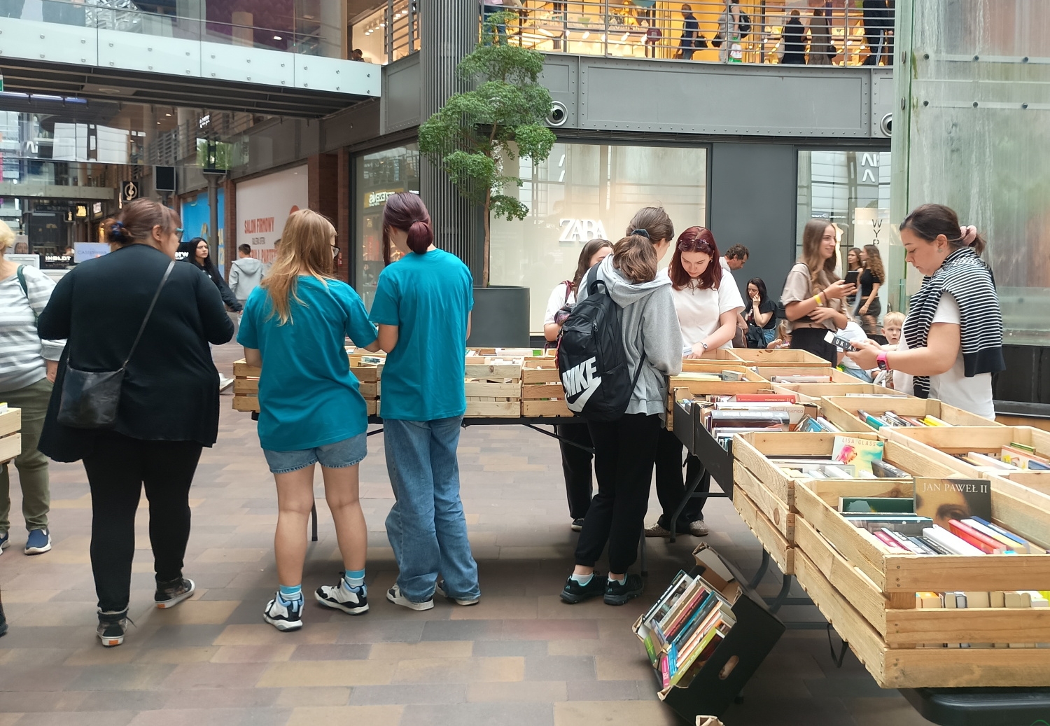 Bez marnowania i charytatywnie. Czas na kwietniowe „Żyjące książki”