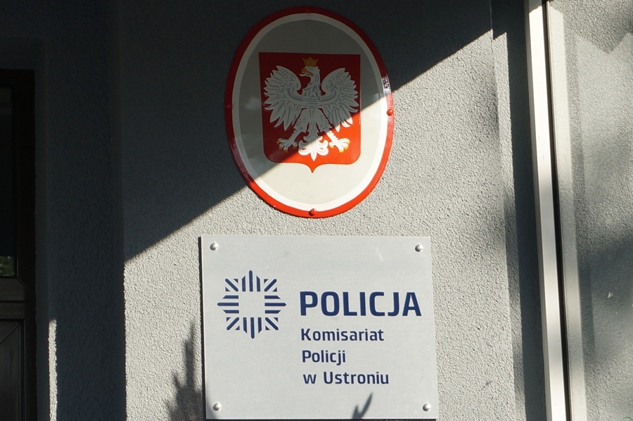 Znalazła torbę z ponad 2600 zł i dokumentami. Uczciwa postawa pracownicy sklepu w Ustroniu