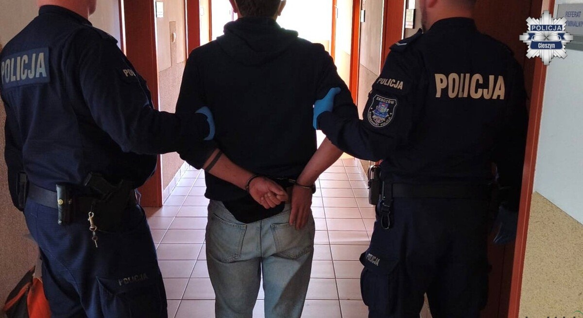 Uciekał przed policjantami, był agresywny i pobudzony. Usłyszał zarzuty