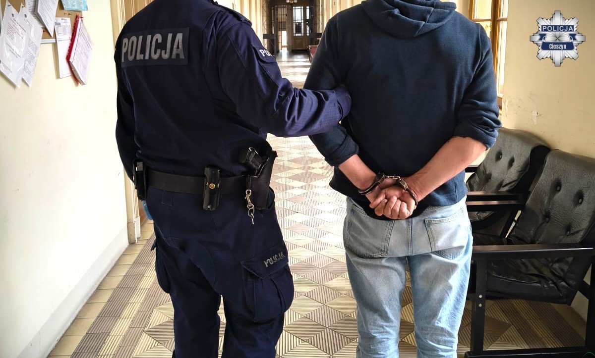 Uciekał przed policjantami, był agresywny i pobudzony. Usłyszał zarzuty