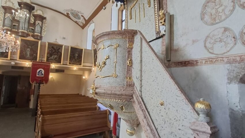 Powrót XVIII-wiecznego skarbu. Ambona w Simoradzu odzyskała pierwotny wygląd | FOTO