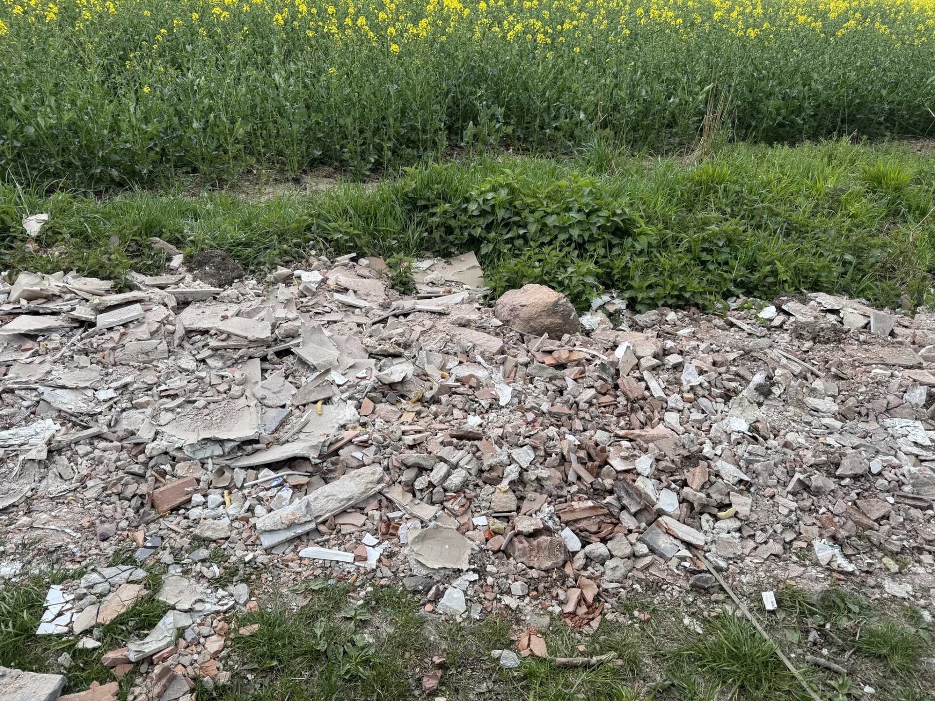 Cieszyn: Ktoś podrzucił odpady przy ul. Wiślańskiej. Ratusz przypomina o konsekwencjach