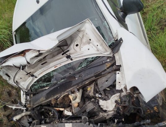 Groźny wypadek na „wiślance” w Bąkowie. Auto uderzyło w betonowy mostek