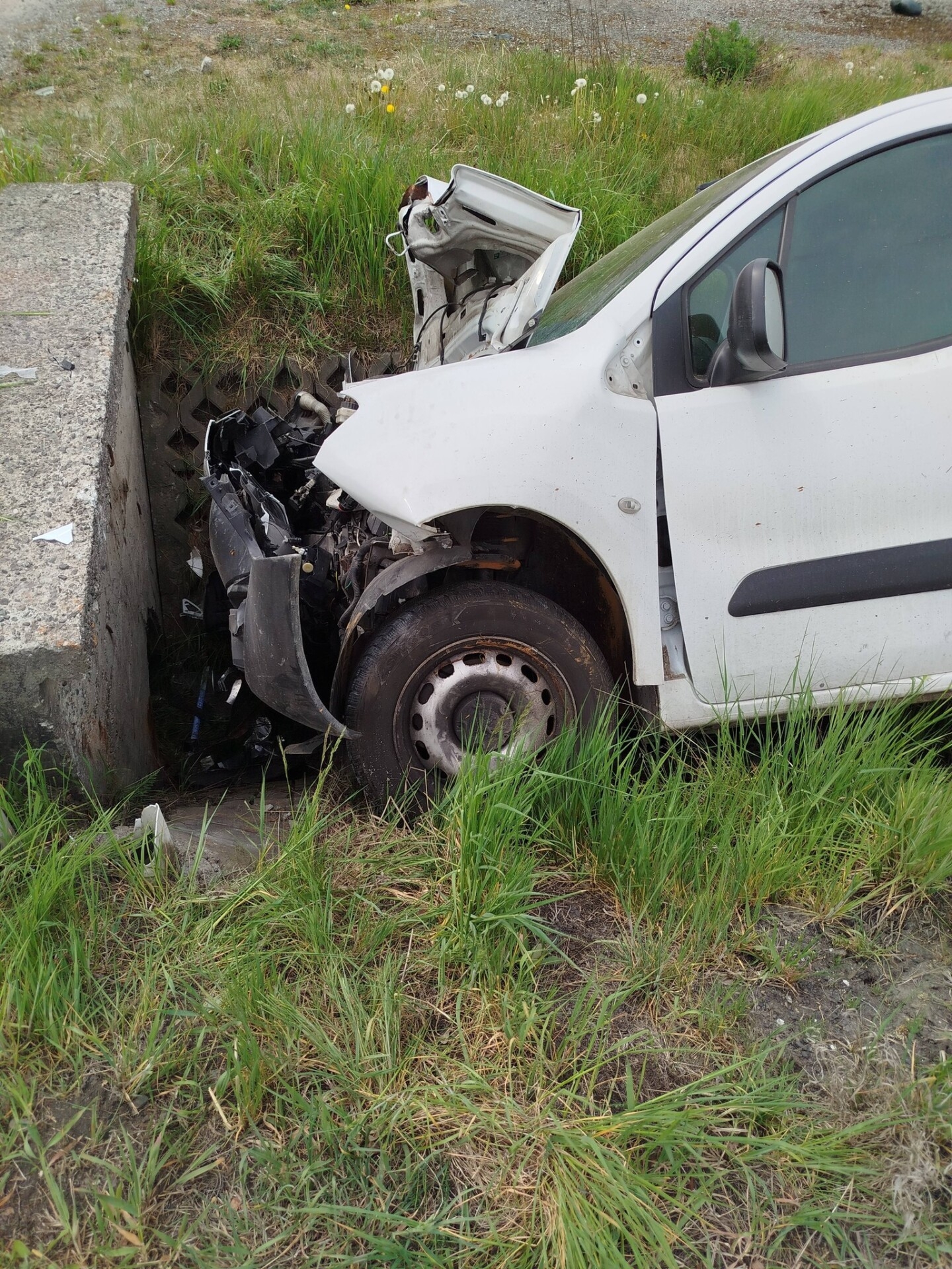 Groźny wypadek na „wiślance” w Bąkowie. Auto uderzyło w betonowy mostek