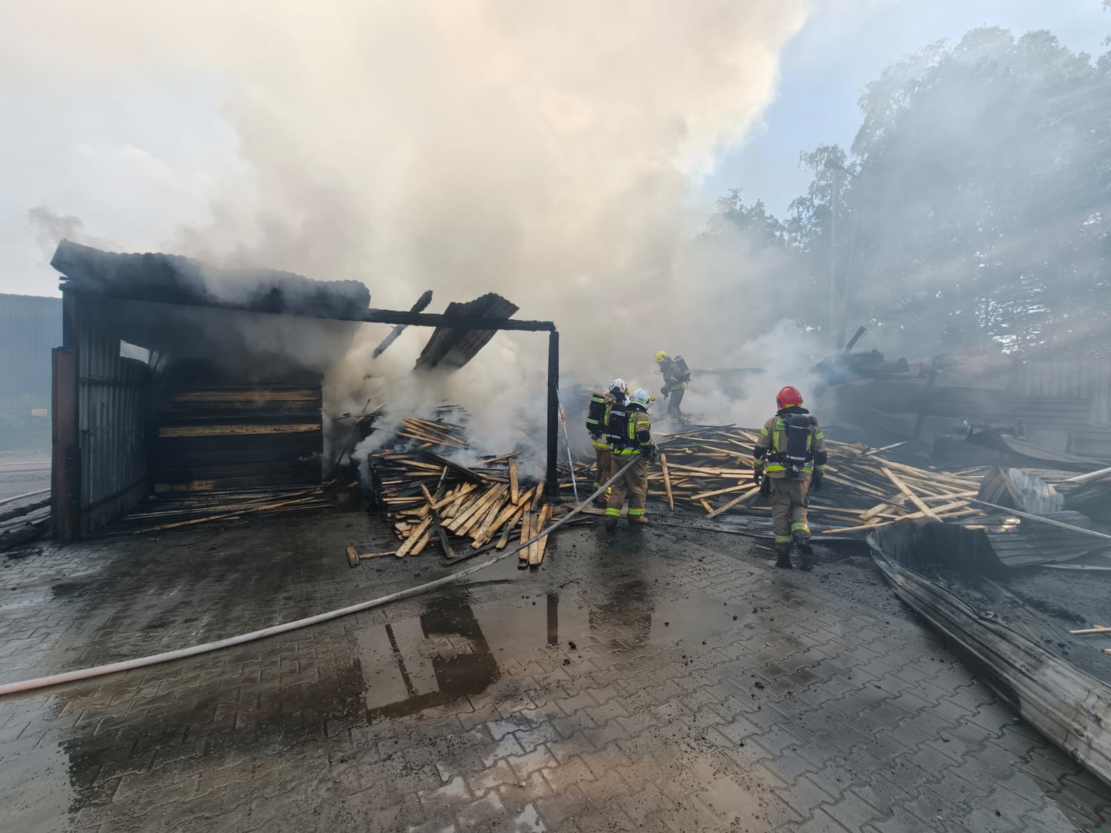 Płonęło składowisko drewna w Skoczowie. Straty sięgają 400 tys. zł [ZDJĘCIA]