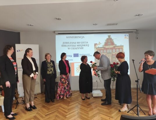 80 lat Biblioteki Miejskiej w Cieszynie. Jubileusz wspomnień, podziękowań i wyróżnień dla zasłużonych bibliotekarek | ZDJĘCIA
