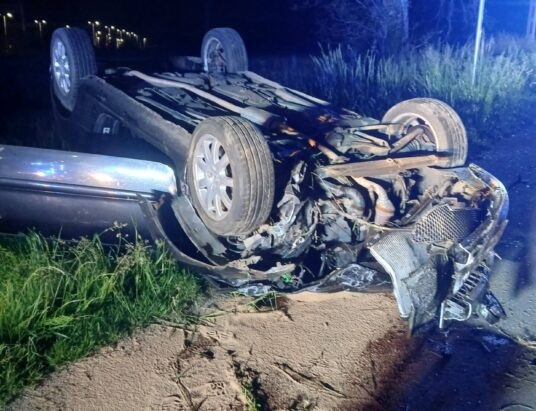 Nocna kolizja w Godziszowie. Peugeot uderzył w przydrożny słup