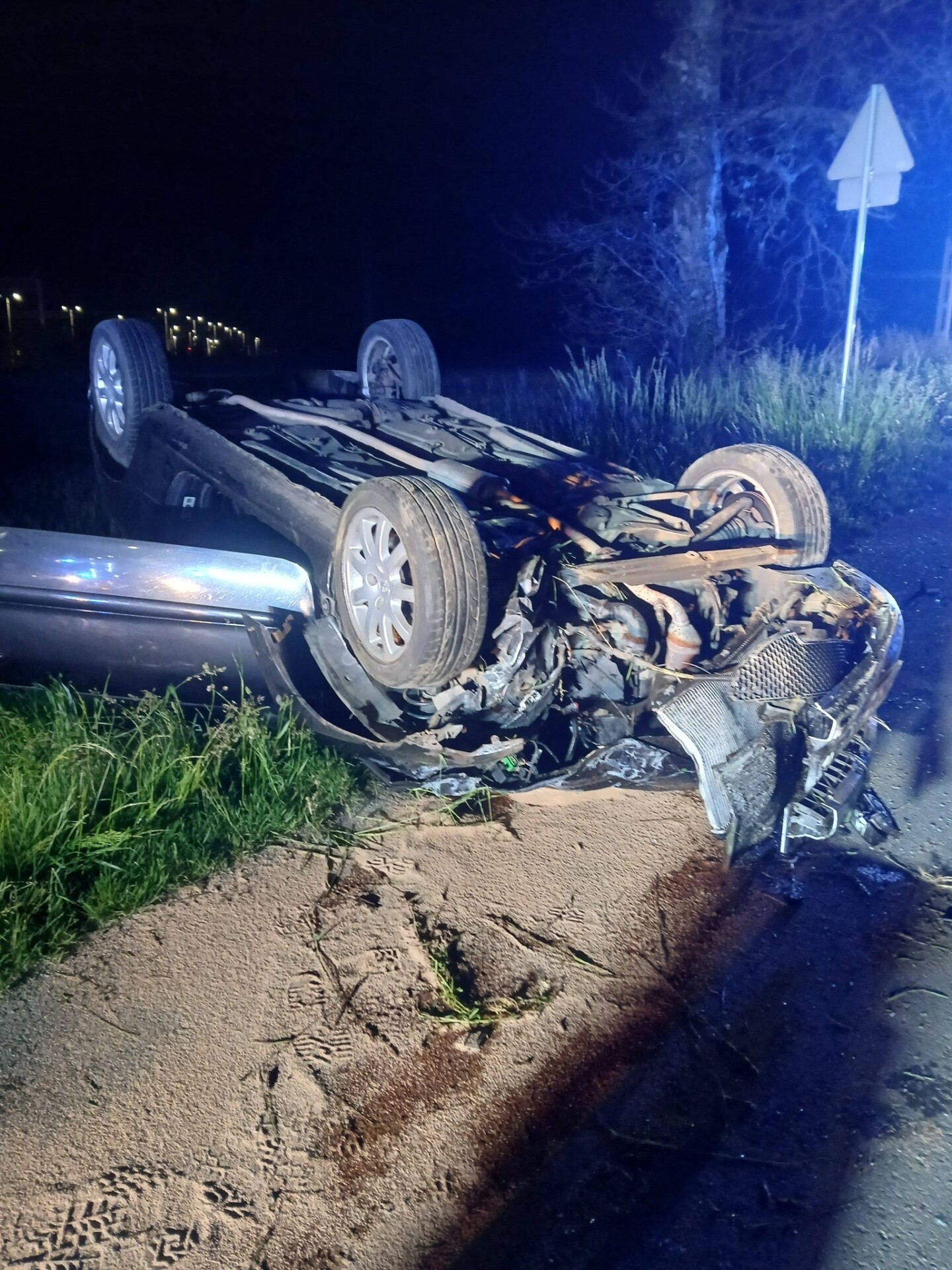 Nocna kolizja w Godziszowie. Peugeot uderzył w przydrożny słup