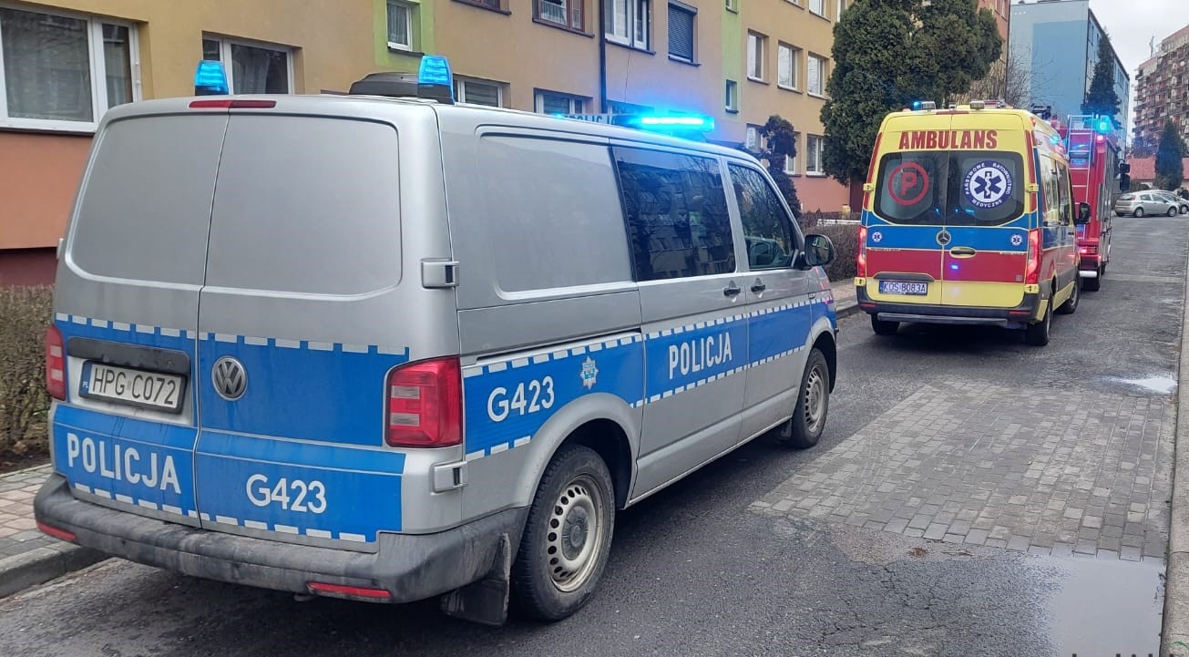 Starszy mężczyzna wypadł z okna. Wezwano LPR