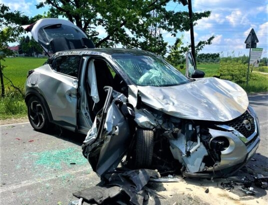 Nissan roztrzaskany na drzewie. Dwie osoby w szpitalu