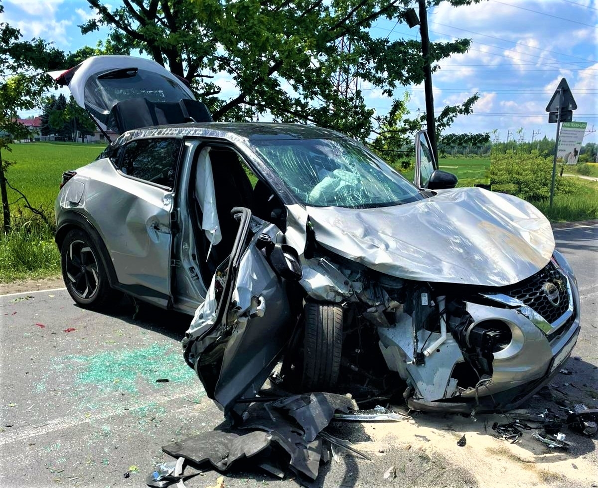 Nissan roztrzaskany na drzewie. Dwie osoby w szpitalu